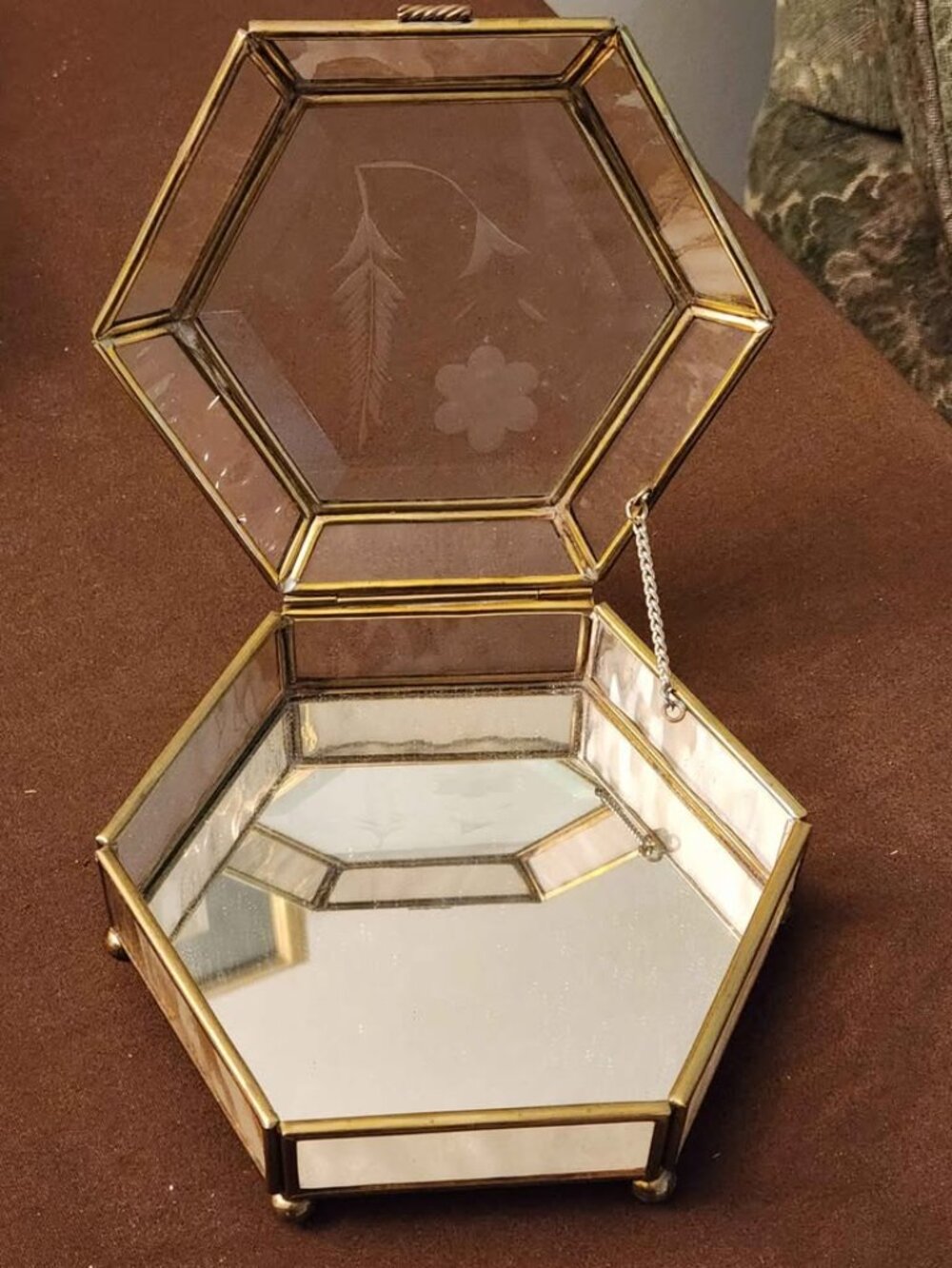 Vintage glass footed trinket box - Picture 2 of 6